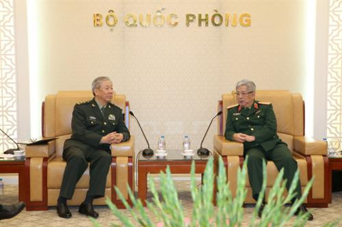 国防部副部长阮志咏上将与中国人民解放军南部战区副司令员兼参谋长陈照海中将。（图片来源：因特网）