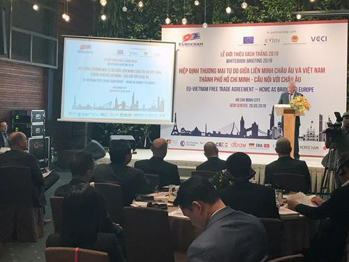 越南欧盟商会代表介绍2019年白皮书相关信息。图自越通社