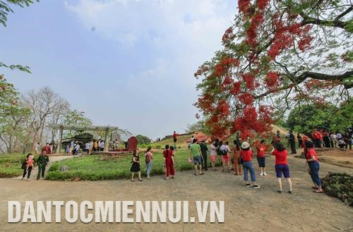 游客参观A1山丘遗迹区。记者 春思 摄 游客参观A1山丘遗迹区。记者 春思 摄