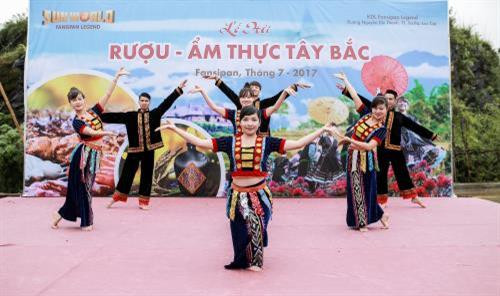西北地区美食节举办的目的是促进当地旅游发展并保护与弘扬民族传统文化价值。（图片来源：http://toquoc.vn）