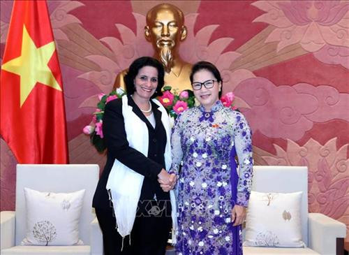 国会主席阮氏金银（右）会见古巴总检察长奥赫达。图自越通社