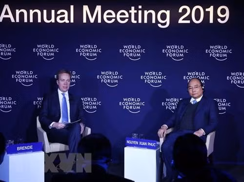 越南政府总理阮春福在会上发表讲话与世界经济论坛主席博尔格·布伦德进行对话。图自越通社