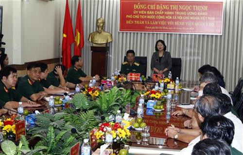 越南国家副主席邓氏玉盛与国防部175号军队医院主要领导干部交谈。图自越通社