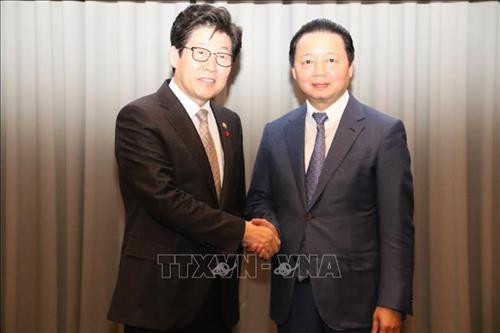 越南自然资源与环境部部长陈红河（右）与韩国环境部长Cho Myung Rae。 图自越通社
