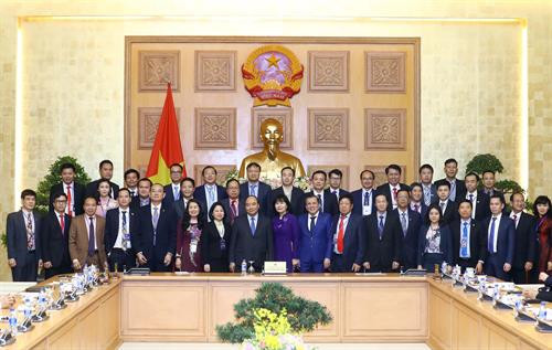 政府总理阮春福会见获得2018年国家知名品牌的企业代表。（图片来源：越通社）