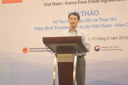 越南工贸部亚洲与非洲市场司副司长黎安海在研讨会上发表讲话。(图片来源:越通社) 越南工贸部亚洲与非洲市场司副司长黎安海在研讨会上发表讲话。(图片来源:越通社)