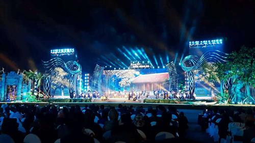 “走访官贺之地”艺术晚会期间的文艺节目表演。图自互联网