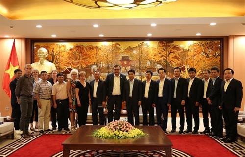 双方代表合影。图自新河内报