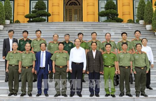 陈大光同与会代表合影。（图片来源：越通社）