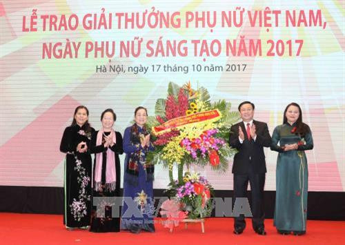 政府副总理王廷惠向先进个人颁发奖状.（图片来源：越通社）