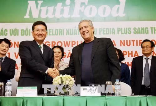 越南NutiFood营养食品股份公司和美国德洛里(Delori)公司的代表签署合同(图片来源:越通社) 越南NutiFood营养食品股份公司和美国德洛里(Delori)公司的代表签署合同(图片来源:越通社)