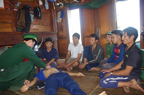 检查遇险渔民的身体健康。(图片来源:因特网) 检查遇险渔民的身体健康。(图片来源:因特网)