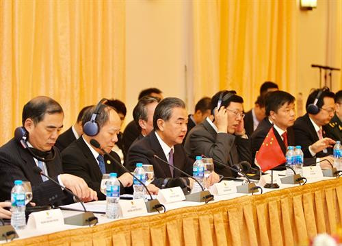 中国外长王毅出席会议。（图片来源：越通社）