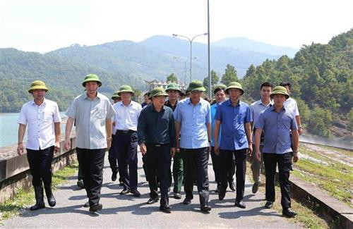 政府副总理郑廷勇视察广宁省第六号台风“山竹”防御工作 。图自越通社
