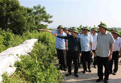 政府副总理郑廷勇视察广宁省第六号台风“山竹”防御工作 。图自越通社