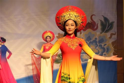 越南商人日暨奥黛节。图自越通社 越南商人日暨奥黛节。图自越通社