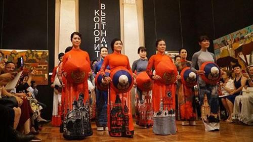 邓氏明幸设计师的作品。