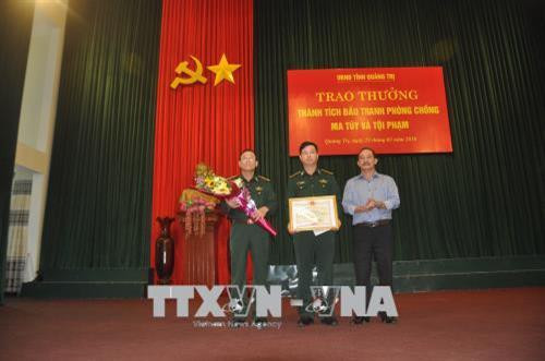 广治省向为侦破一宗重特大跨国走私贩卖毒品案件并抓获5名老挝籍犯罪嫌疑人的个人和集体颁发特别奖。（图片来源：越通社）