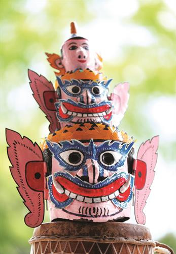 帽子和面具的手工制造过程中师傅们将布料或纸张放在一个粘土或水泥的锭模。