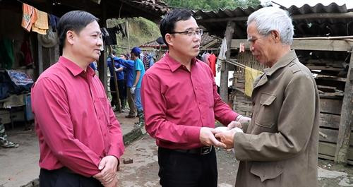 越南红十字会代表走访慰问北件省龙卷风冰雹受灾群众。(图片来源:http://backantv.vn) 越南红十字会代表走访慰问北件省龙卷风冰雹受灾群众。(图片来源:http://backantv.vn)