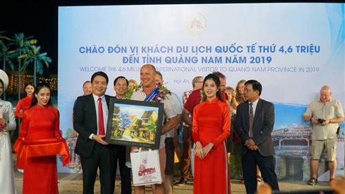 广南省领导向第460万名国际游客赠送礼物。图自越通社 广南省领导向第460万名国际游客赠送礼物。图自越通社