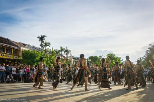 2018年第一次少数民族文化日开幕。(图片来源:https://baomoi.com) 2018年第一次少数民族文化日开幕。(图片来源:https://baomoi.com)