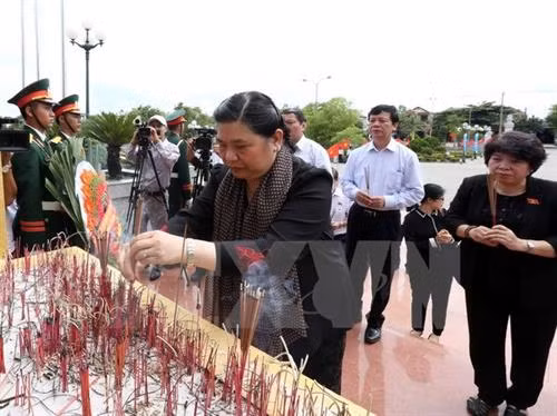 丛氏放率领国会代表团前往广治省赵风县烈士陵园。（图片来源：越通社）