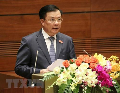 财政部部长丁进勇作报告。图自越通社