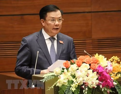 财政部部长丁进勇作报告。图自越通社