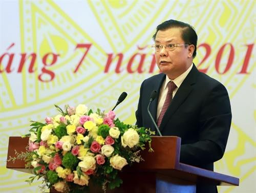 越南财政部长丁进勇在会上发表讲话。（图片来源：越通社）