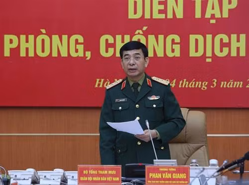 潘文江上将发表讲话。图自越通社