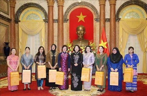 越南国家副主席邓氏玉盛会见由河内东盟妇女小组名誉主席阮月娥大使为团长的东盟妇女小组代表团。图自越通社 越南国家副主席邓氏玉盛会见由河内东盟妇女小组名誉主席阮月娥大使为团长的东盟妇女小组代表团。图自越通社