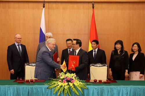 越共中央政治局委员、中央对外部部长黄平君同公正俄罗斯党主席谢尔盖·米罗诺夫签署合作备忘录。（图片来源：越通社）