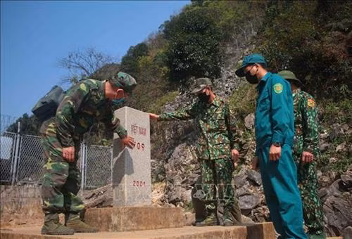高平省边防部队加固防疫线 全力守护人民健康安全。图自越通社