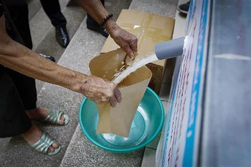 附图：为贫困民众发放免费大米。图自互联网