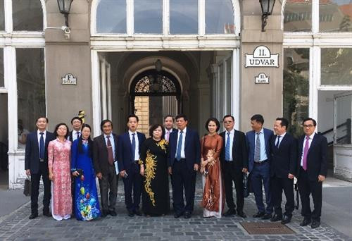 河内市高级代表团与越南驻匈牙利大使馆工作人员合影。（图片来源：hanoimoi.com.vn）
