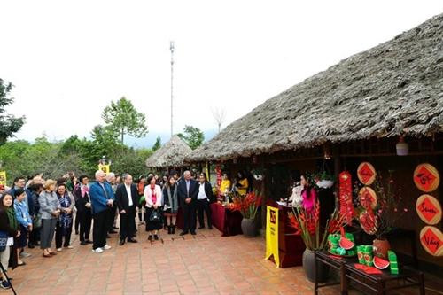 各国驻越大使和国际友人了解越南春节的传统文化。图自互联网