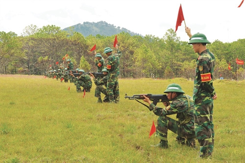 学员们参加射击考试。 学员们参加射击考试。