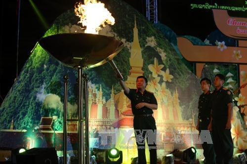 越南人民军政治总局副局长黎贤云点火炬。（图片来源：越通社）