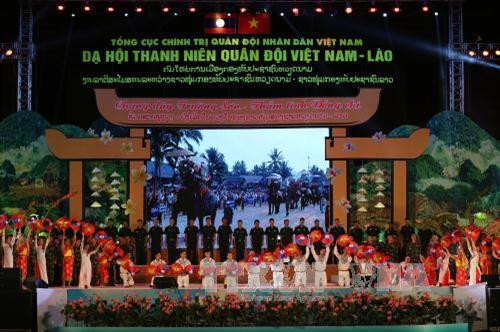 越老年轻官兵晚会上的文艺表演节目。（ 图片来源：越通社）