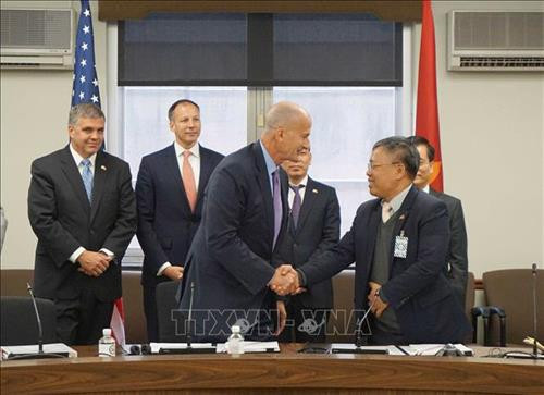 越南电力集团（EVN）同美国通用电气公司（GE）签署关于研发可再生能源储能系统的咨询合同。图自越通社