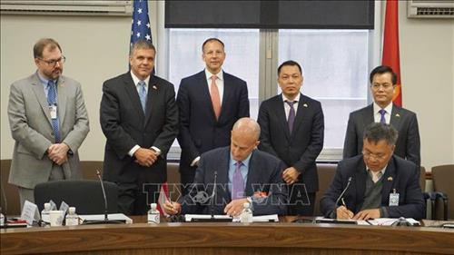 越南电力集团（EVN）同美国通用电气公司（GE）签署关于研发可再生能源储能系统的咨询合同。图自越通社