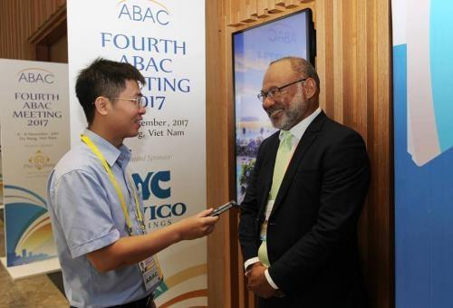 2018年APEC工商咨询理事会轮值主席大卫接收越通社记者采访。（图片来源：越通社）