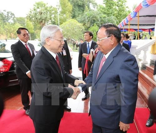 越共中央总书记阮富仲（左）和老挝人民革命党中央总书记、国家主席本扬•沃拉吉。（图片来源：越通社）