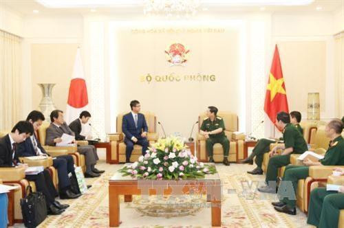 越南国防部部长吴春历大将（右）会见日本首相特别顾问河井克行。（图片来源：越通社）
