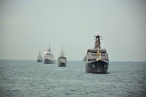 各国军舰依序行驶在泰国湾海域。（图片来源：互联网）