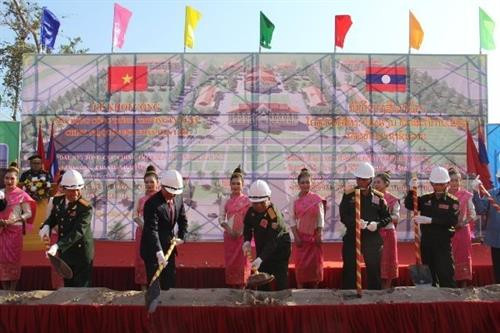 老挝人民军队政治理论学院一期工程动工兴建仪式场景。（图片来源：http://nhandan.com.vn）