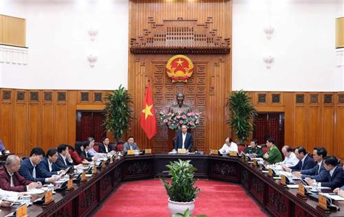 政府总理阮春福在政府总部与河静省领导就该省经济社会发展任务执行情况进行座谈。图自越通社
