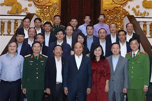 政府总理阮春福在与河静省领导合影。图自越通社