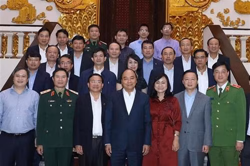 政府总理阮春福在与河静省领导合影。图自越通社 政府总理阮春福在与河静省领导合影。图自越通社